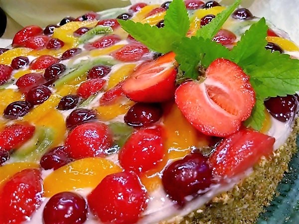 Торт без выпечки с ягодами и фруктами